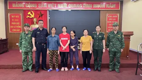 Bắt giữ nhóm vận chuyển trái phép 30 vạn nhân dân tệ