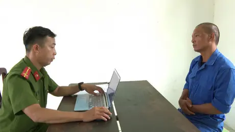 Tạm giữ hình sự đối tượng phá hỏng ngai Vua triều Nguyễn