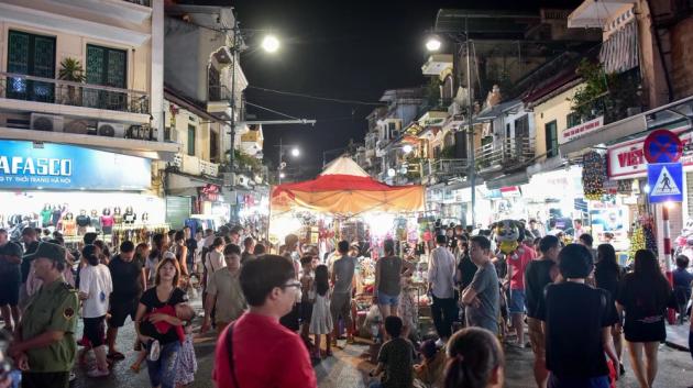 Chợ đêm Hà Nội hợp túi tiền sinh viên