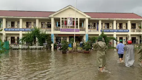 Lũ tràn về Huế trong đêm, học sinh được nghỉ học
