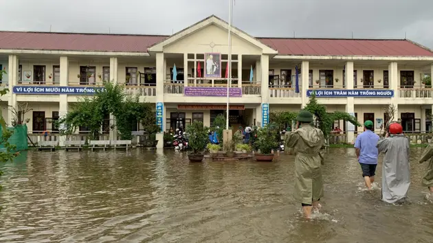 Lũ tràn về Huế trong đêm, mưa vẫn to và rất to
