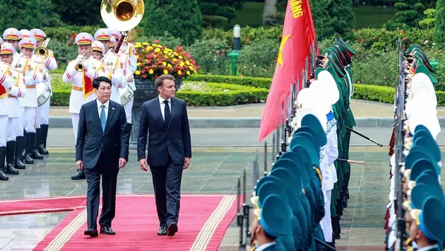 Chủ tịch nước Lương Cường chủ trì lễ đón Tổng thống Pháp