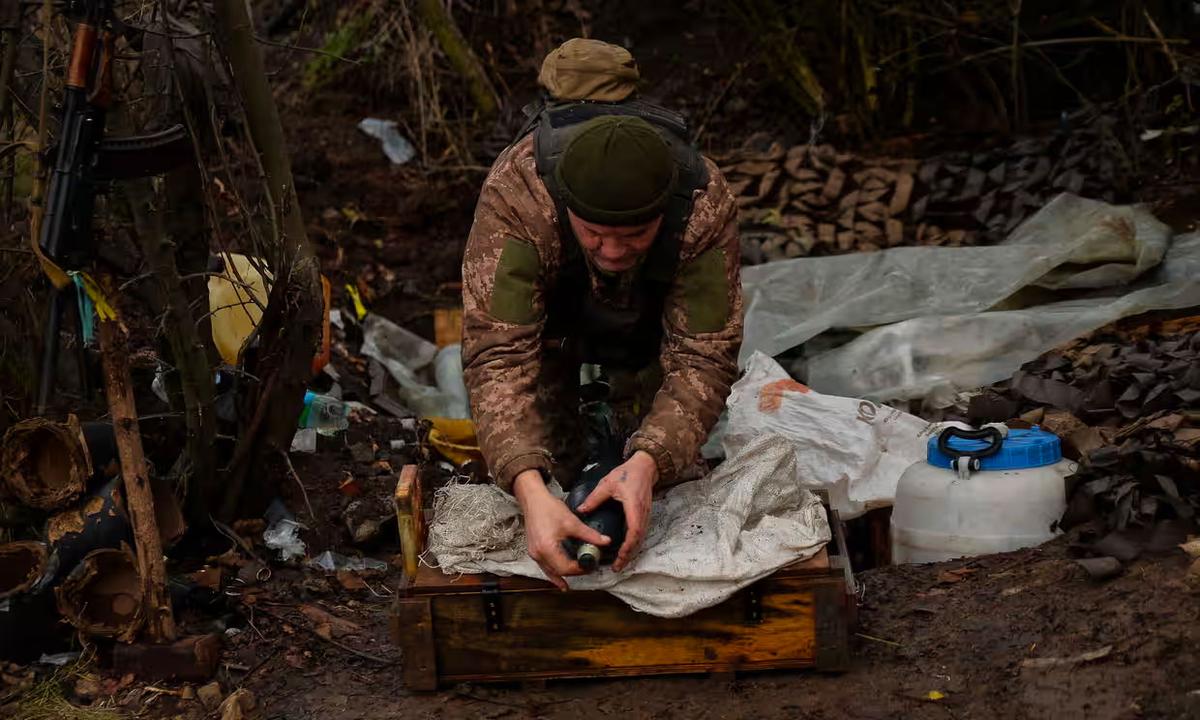 Một người lính Ukraine đang chuẩn bị đạn súng cối.