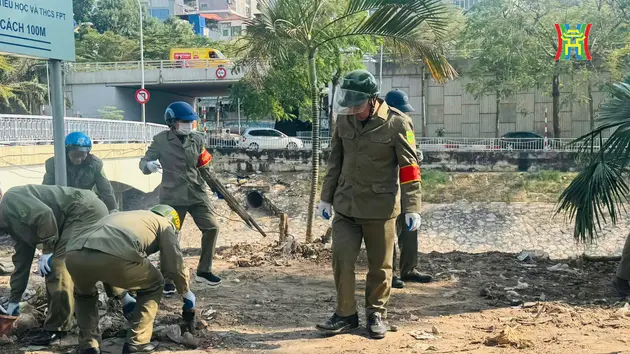 Ra quân làm sạch cảnh quan sông Tô Lịch