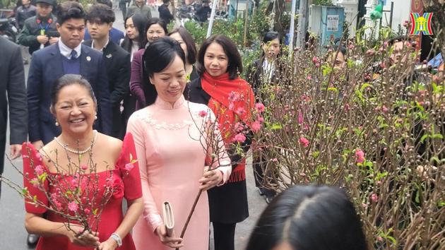 Phu nhân Chủ tịch nước và phu nhân Tổng thống Philippinnes thăm chợ hoa phố Hàng Lược