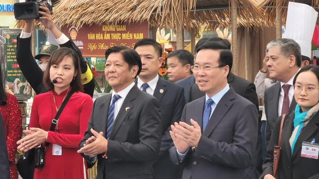 Tổng thống Philippines cùng Chủ tịch nước tham quan Hoàng thành Thăng Long 