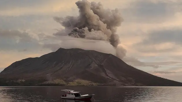 Núi lửa Ruang phun trào, Indonesia ra cảnh báo mức cao nhất