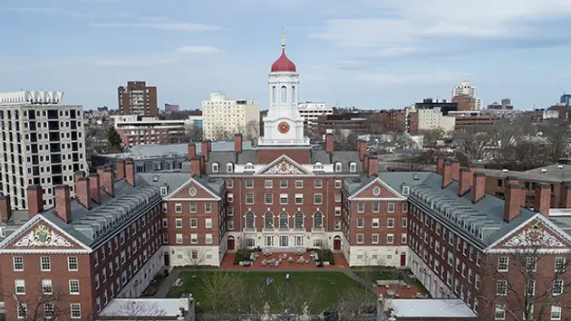 Ông Trump hoãn thu hồi quyền tuyển sinh quốc tế của Harvard