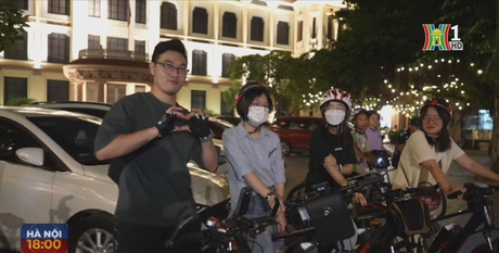 Độc đáo tour xe đạp 'Đêm Thăng Long - Hà Nội' 