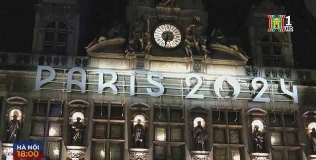 Tòa thị chính Paris thắp đèn màu sắc Olympic 2024