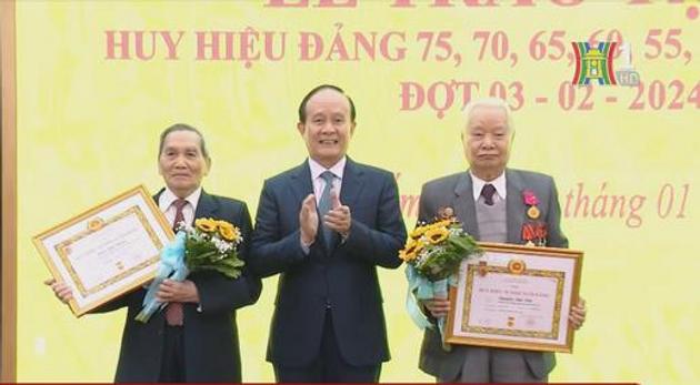 222 Đảng viên quận Hoàn Kiếm nhận Huy hiệu Đảng đợt 3/2