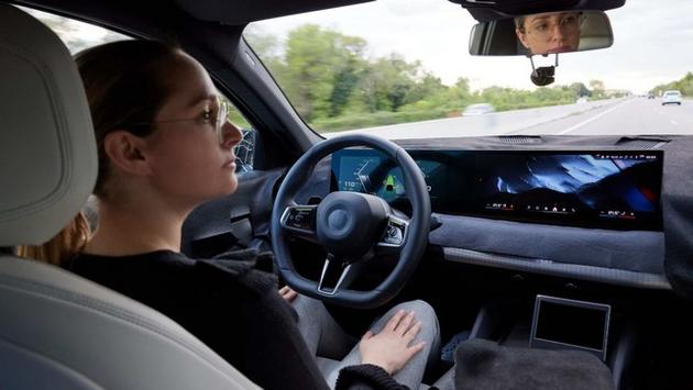 BMW ra mắt công nghệ giúp chuyển làn đường bằng ánh nhìn