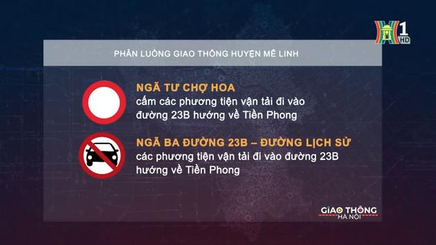 Xe Mercedes lật ngửa sau va chạm xe máy ở Hà Nội