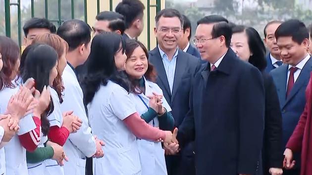 Chủ tịch nước thăm, chúc mừng các y, bác sỹ tại tỉnh Hà Nam