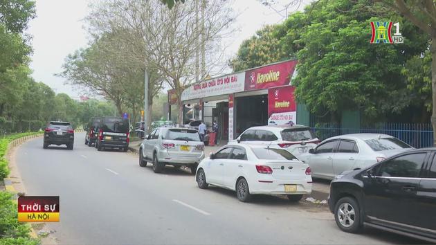 Tràn lan dừng đỗ, trông giữ ô tô gần sân bay Nội Bài