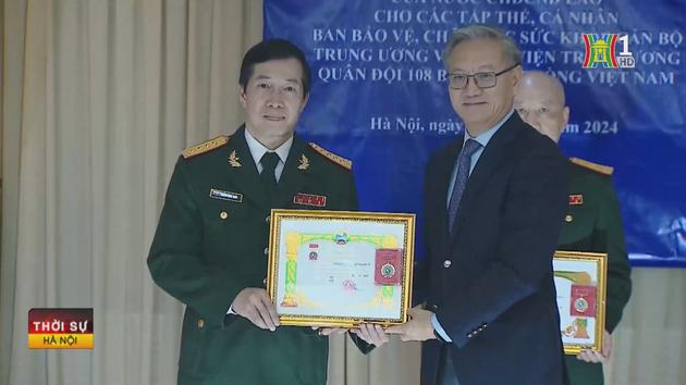 Trao Huân chương Tự do của Lào cho bác sĩ Việt Nam
