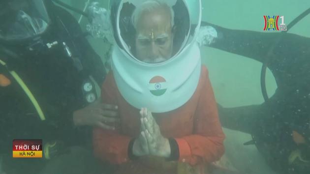 Thủ tướng Ấn Độ lặn xuống đáy biển cầu nguyện