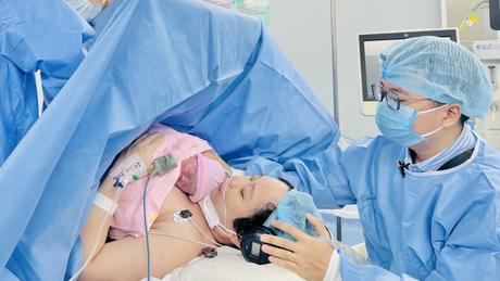 Em bé thứ hai được sửa tim trong bào thai chào đời