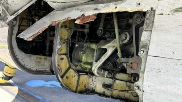 Máy bay Boeing mất một tấm vỏ thân khi đang bay