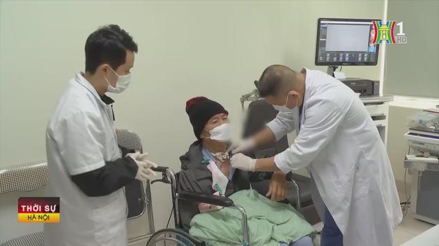 30 con giòi trong cổ họng bệnh nhân mở nội khí quản