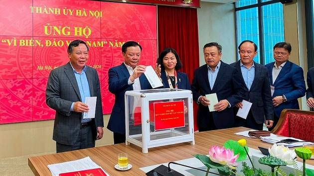 Thành ủy Hà Nội ủng hộ Quỹ 'Vì biển, đảo Việt Nam'