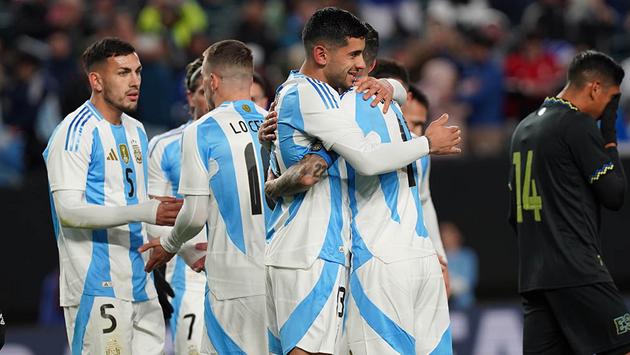 Argentina thắng đậm dù vắng Messi