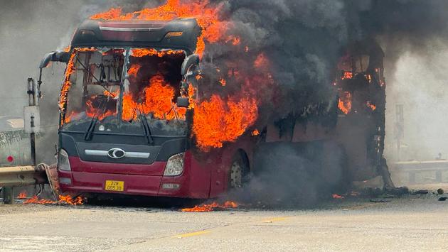 Xe khách chở 21 người bốc cháy trên đường Hồ Chí Minh