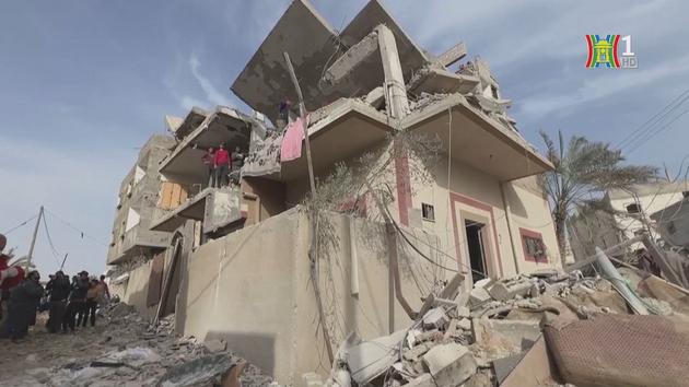 Người dân Rafah tìm kiếm người thân trong đống đổ nát