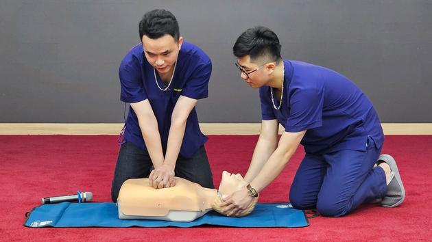 Bác sĩ hướng dẫn cách cấp cứu hồi sinh tim, phổi