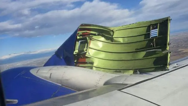 Vỏ động cơ Boeing 737-800 bị xé toạc khi cất cánh