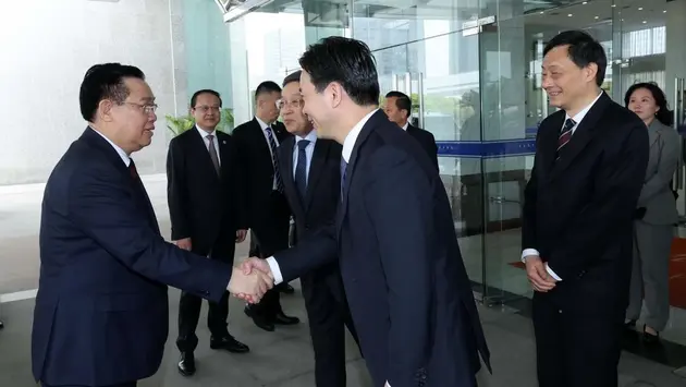 Chủ tịch Quốc hội thăm khu thương mại tự do Thượng Hải