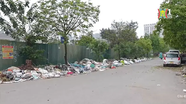 Đường phố trở thành nơi tập kết rác thải