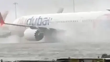 Sân bay lớn nhất Dubai hỗn loạn do mưa lớn gây lụt