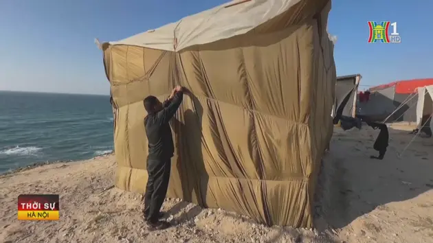 Người dân Gaza xây nhà bằng dù thả hàng viện trợ