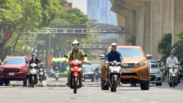 Hai xe ô tô va chạm, 32 người nhập viện

