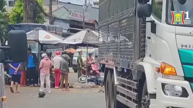 Xe tải va chạm xe máy khiến ba người thương vong