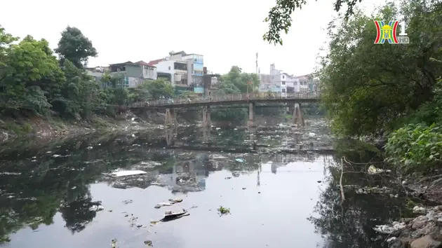 Sông Nhuệ chịu 'vấn nạn kép' ô nhiễm và bị lấn chiếm