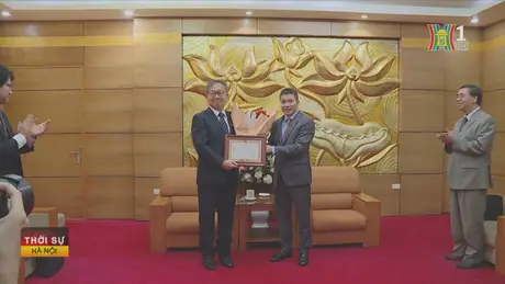 Trao Kỷ niệm chương cho Đại sứ Nhật Bản tại Việt Nam