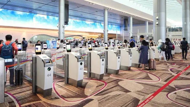 Singapore sắp bỏ kiểm tra hộ chiếu giấy khách nhập cảnh
