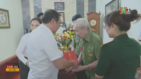 Thành phố Hà Nội thăm hỏi, tặng quà chiến sĩ Điện Biên