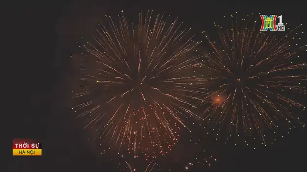 Người dân đổ về trung tâm Thành phố Hồ Chí Minh ngắm pháo hoa