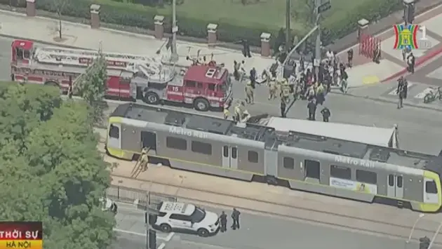 Va chạm giữa tàu điện và xe buýt, 55 người bị thương