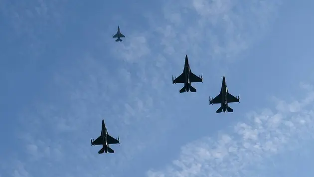 Phương Tây cung cấp máy bay F-16 kèm vũ khí cho Ukraine