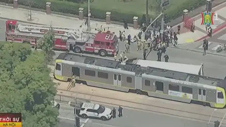 Va chạm giữa tàu điện và xe buýt, 55 người bị thương
