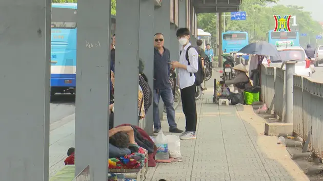 Nhiều nhà chờ xe buýt ở Hà Nội đang xuống cấp
