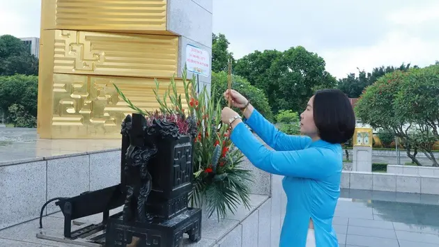 Phụ nữ Thủ đô dâng hương tại tượng đài Bắc Sơn