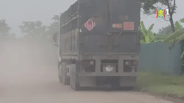 Xe chở vật liệu tung bụi mù mịt ở Việt Trì