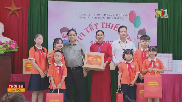 Thủ tướng thăm, tặng quà trẻ em khuyết tật Hà Nội