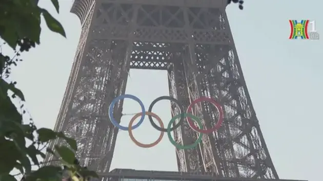 Biểu tượng Olympic kiêu hãnh cùng tháp Eiffel
