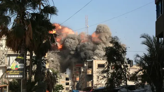 Israel tấn công vào trung tâm Gaza, hơn 200 người chết